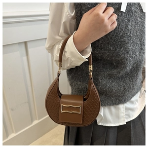 Dettaglio della borsa hobo color caffè con pelle martellata e fibbia geometrica dorata