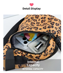 Capacité interne du sac de poitrine léopard montrant le rangement du téléphone