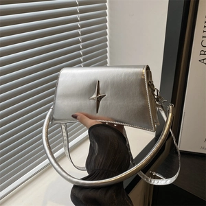 Borsa a tracolla argento metallizzato con emblema a stella Y2K e manico tubolare