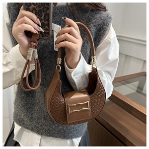 Dettaglio borsa a mezzaluna in pelle PU intrecciata marrone con fibbia in metallo oro
