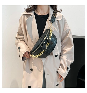 Detailansicht der schwarzen Kroko-Umhängetasche mit Goldkette und gemustertem Schultergurt