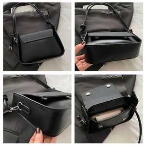 Collage della borsa a tracolla in pelle nera opaca che mostra l'interno e la patta testurizzata