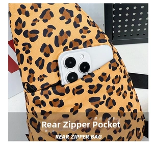 Détail du sac de poitrine léopard montrant la poche zippée arrière pour ranger un smartphone