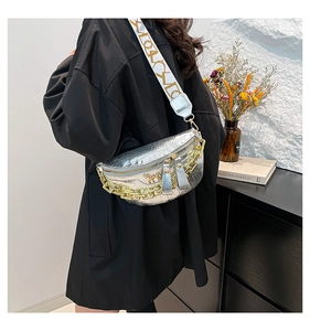 Détail du sac de poitrine argenté à motif crocodile avec chaîne dorée et sangle large