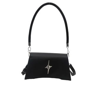 Borsa a spalla nera a mezzaluna con logo a stella d'argento e base curva elegante