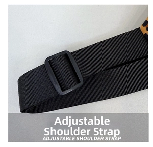 Détail de la bandoulière réglable en tissu noir avec boucle en plastique pour sac de poitrine