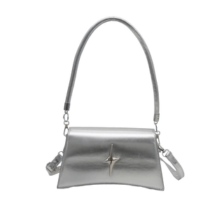 Sac bandoulière argenté Y2K avec boucle étoile et design minimaliste élégant