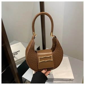 Dettaglio della borsa a mezzaluna marrone con trama a rilievo e fibbia in metallo oro
