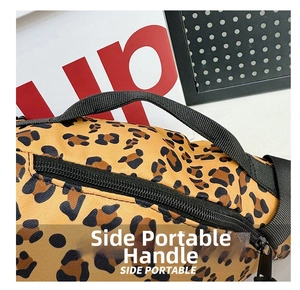 Détail de la poignée latérale d'un sac de poitrine en toile imprimée léopard à sangle