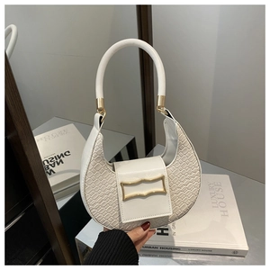 Dettaglio della borsa hobo con trama a coccodrillo e chiusura in metallo dorato