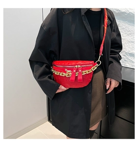 Detailansicht der roten Brusttasche mit Krokostruktur, Goldkette und Einhorn-Dekor