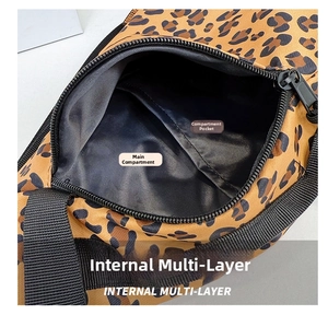 Détail du sac de poitrine léopard montrant le compartiment principal et la cloison