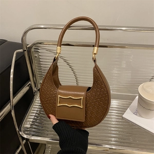 Elegante borsa a mezzaluna marrone con trama intrecciata e fibbia dorata da donna