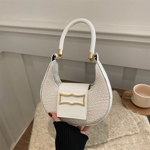 Elegante borsa a mezzaluna bianca con trama intrecciata e fibbia dorata su legno