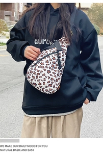 Vue style urbain d'un sac bandoulière tendance à motif léopard avec sangle réglable