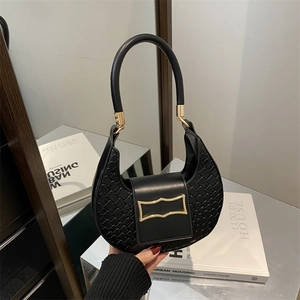 Elegante borsa a mezzaluna nera con pelle intrecciata e fibbia dorata vintage