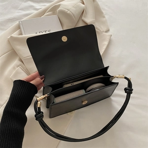 Borsa a spalla nera minimalista con chiusura dorata e doppi scomparti interni