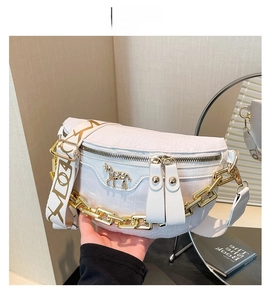 Detailansicht der weißen Brusttasche mit Krokoprägung, Goldschnalle und breitem Gurt