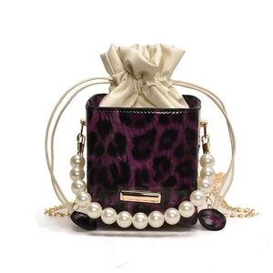 Mini bolso tipo cubo con estampado de leopardo morado, asa de perlas y cadena dorada