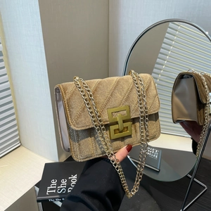 Vintage Umhängetasche mit gesteppter Samtoptik und goldenem Kettenträger in Khaki