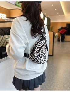 Vue détaillée du sac bandoulière léopard avec sangle réglable portée par un modèle