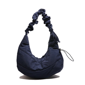 Bolso de hombro azul oscuro con diseño plisado de nube y asa de tipo scrunchie