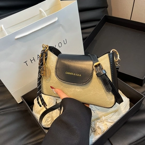 Borsa sottobraccio vintage in pelle color oro champagne e nero con charm racchetta