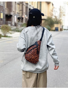 Sac bandoulière à motif léopard porté par un mannequin montrant un style urbain décontracté
