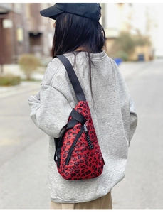 Vue détaillée d'un sac bandoulière léopard rouge avec fermeture éclair noire robuste