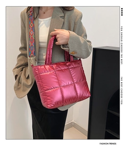 Détail du sac fourre-tout matelassé rose avec bandoulière tissée aux motifs ethniques