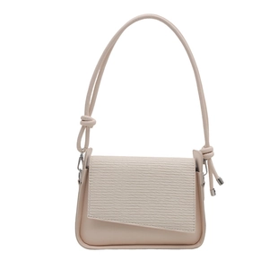 Borsa a tracolla beige chic con patta intrecciata e design asimmetrico moderno