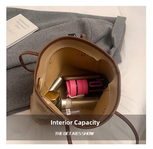 Vista dall'alto della borsa tote in pelle beige con grande capacità e tasche interne