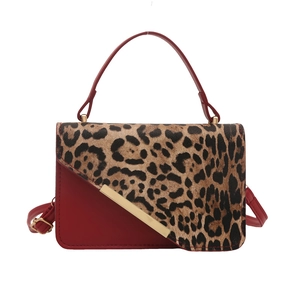 Sac à main en cuir rouge et imprimé léopard avec garniture dorée asymétrique