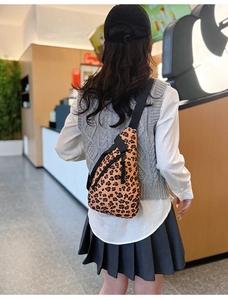 Détail du sac de poitrine léopard montrant la sangle réglable et la forme en goutte d'eau