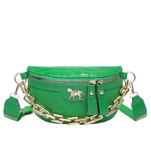 Grüne Satteltasche in Krokodil-Optik mit goldenem Pferde-Emblem und breitem Gurt
