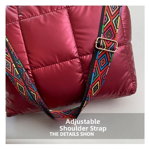 Détail du sac matelassé bordeaux avec bandoulière jacquard géométrique réglable colorée