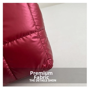 Détail du tissu matelassé rouge brillant avec des coutures élégantes sur un sac cabas