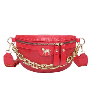 Sac bandoulière rouge motif crocodile avec emblème de cheval doré et chaîne chic