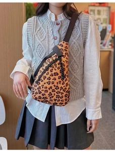 Gros plan sur le sac bandoulière à motif léopard avec fermeture éclair noire