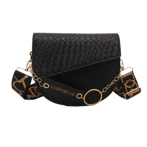 Sac bandoulière minimaliste en PU noir avec rabat tissé et bandoulière large élégante