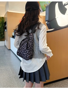 Vue arrière d'un sac de poitrine à motif léopard porté avec une tenue de ville décontractée