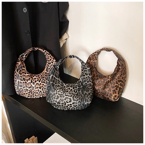 Détails de trois sacs hobo à imprimé léopard dans des tons marron clair, gris et foncé