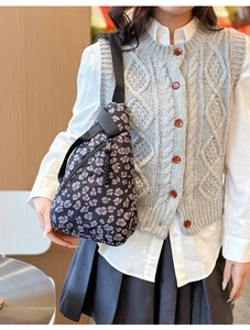 Sac bandoulière à imprimé léopard bleu marine et gris-mauve porté par un mannequin