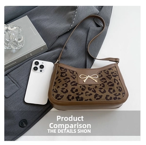 Détail du sac léopard avec nœud doré en métal et bordures en cuir marron chic