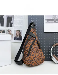 Détail du sac bandoulière imprimé léopard avec sangle réglable et tirette tressée