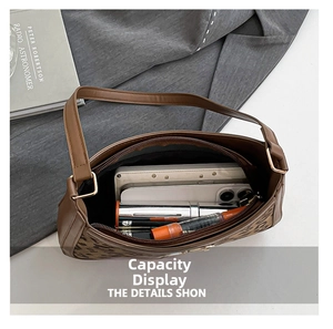 Vue intérieure du sac léopard montrant la capacité pour téléphone et cosmétiques