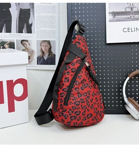 Détail du sac bandoulière rouge à motif léopard avec tirette de fermeture tressée