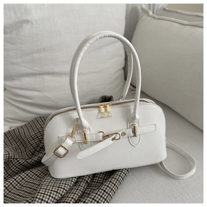 Detail der weißen Bowlingtasche aus PU-Leder mit goldenen Beschlägen und Schultergurt