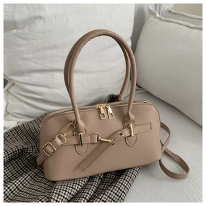 Detailansicht der beigefarbenen Leder-Boston-Bag mit goldenen Beschlägen und Reißverschluss