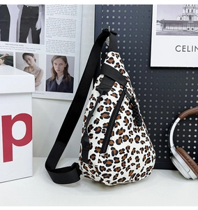 Détail du sac bandoulière à motif léopard avec sangle large et fermeture zippée